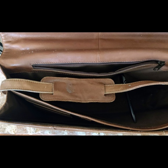Volare Tan Leather Unisex Messenger Bag - Picture 8 of 15